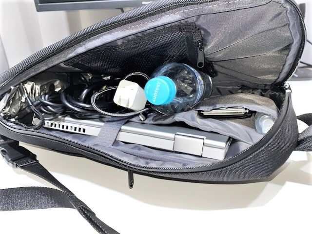 柔らかな質感の ユニクロ 3way スマートバッグ